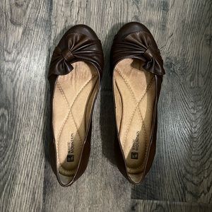 White Mountain Flats, Brown with Bow
